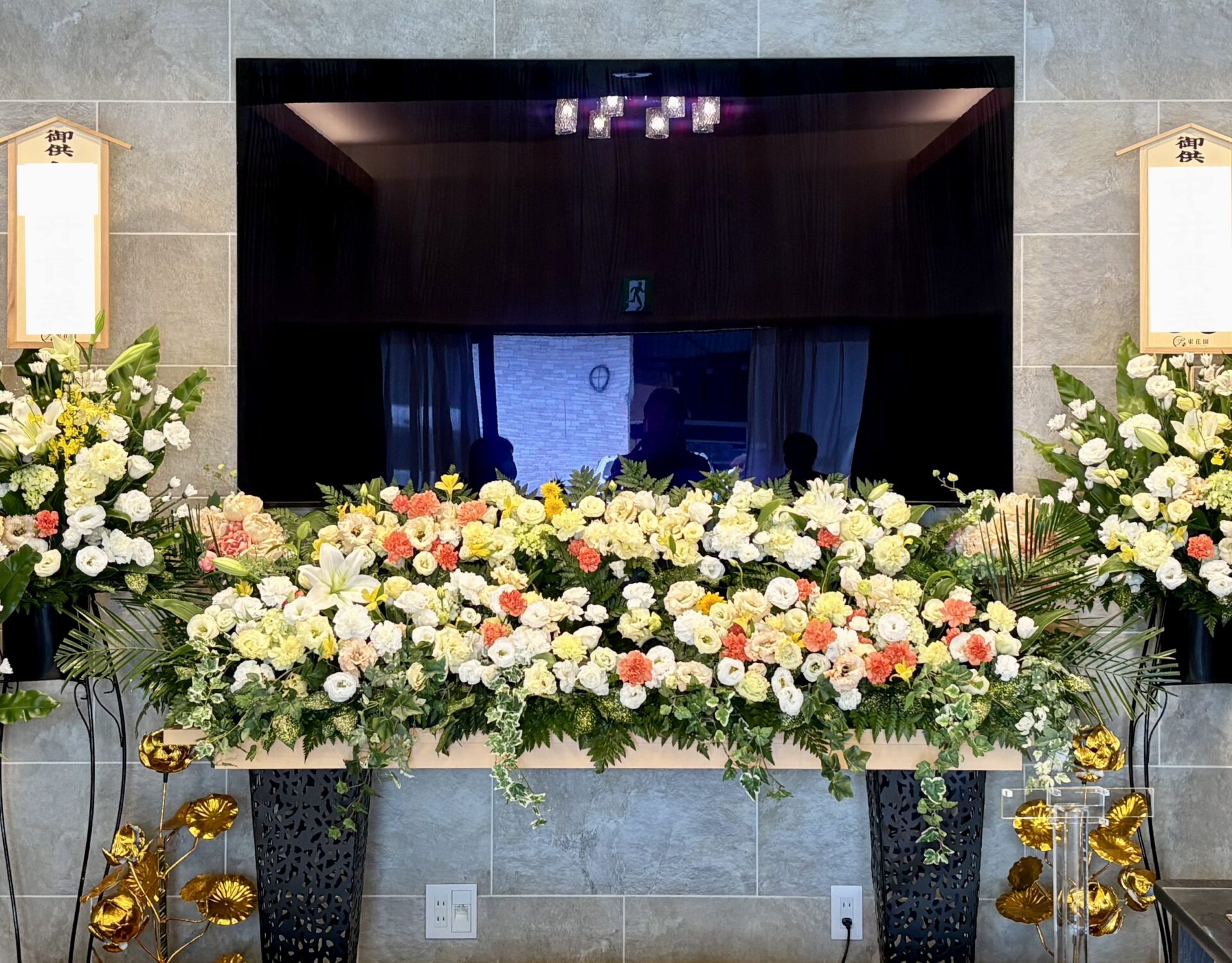 祭壇に使用する花々のアップ